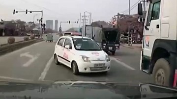 Hà Nội: Taxi thản nhiên chạy ngược chiều trên đường Lê Trọng Tấn