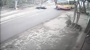 Lao vào gầm xe buýt, cô gái may mắn thoát chết