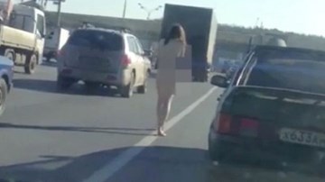 Cô gái Nga khỏa thân run rẩy ngoài phố rét âm độ