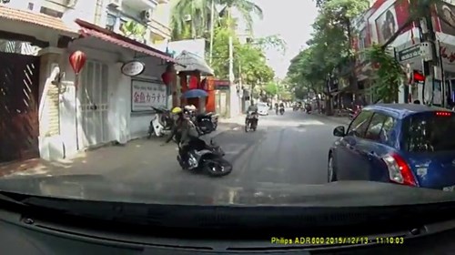 Cô gái ngã dúi dụi trước đầu ôtô vì phanh gấp