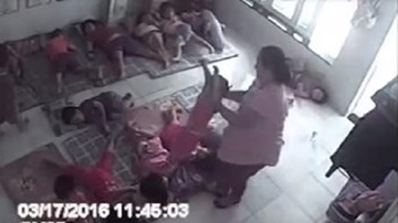 Đuổi việc cô giáo ném trẻ như thú bông