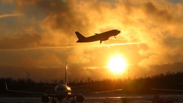 Kinh hoàng khoảnh khắc máy bay Flydubai đâm xuống đường băng phát nổ