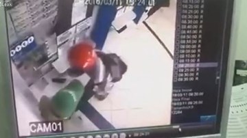 Tên cướp máy ATM bị trộm súng mà không hay biết