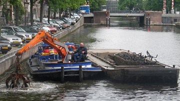 Khó tin nghề câu... xe đạp dưới lòng kênh Amsterdam