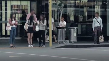 Cậu bé vô gia cư bới rác ăn, người qua đường dửng dưng bỏ mặc