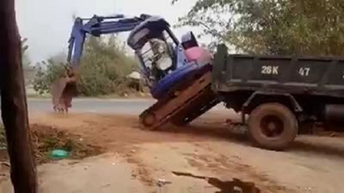 Xem máy xúc tự leo lên thùng xe tải