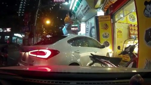 Nhầm chân phanh, Kia đâm Mazda rồi lao vào tiệm bánh