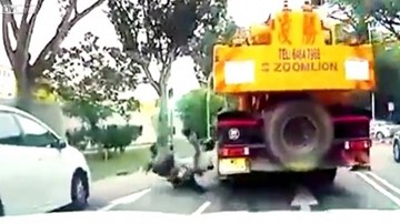 May mắn sống sót khi bị húc văng vào xe cẩu trăm tấn