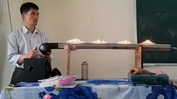 Thí nghiệm vật lý sinh động của thầy giáo Việt khiến học trò thích mê