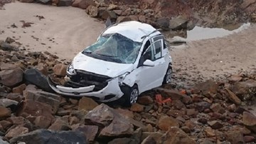 Taxi lao thẳng xuống biển Vũng Tàu, 2 người trọng thương