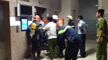 Lính cứu hỏa phá cửa giải cứu nạn nhân rơi thang máy chung cư