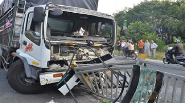 Xe tải nổ lốp “cuốn phăng” dải phân cách
