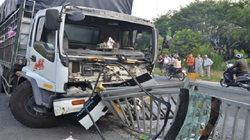 Xe tải nổ lốp “cuốn phăng” dải phân cách