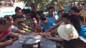 Khách Trung Quốc tranh nhau vơ vét hoa quả ở Việt Nam