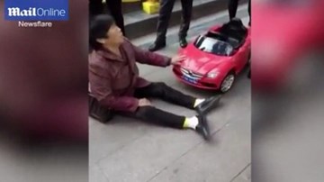 Lăn ra ăn vạ, đòi bồi thường vì bị... ôtô đồ chơi đâm