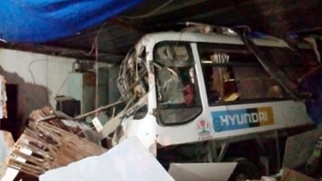 Xe khách đâm sập hai nhà dân, hàng chục người kêu cứu