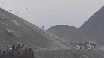 Thót tim với cảnh hai xe buýt bị mắc kẹt vì lở núi tại Pakistan