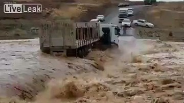 Cố vượt thác lũ, xe tải bị cuốn trôi theo dòng nước