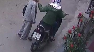 Nữ quái “thôi miên” trộm tiền cụ bà giữa ban ngày