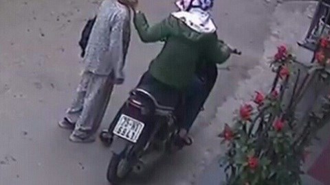 Nữ quái “thôi miên” trộm tiền cụ bà giữa ban ngày