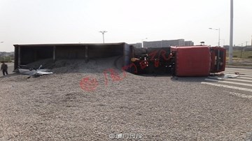 Bị đổ 50 tấn sỏi đá lên ô tô, cặp đôi nam nữ chết thảm