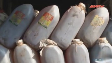 Bắt 5 tấn dầu ăn bẩn tuồn vào thị trường