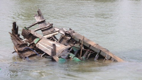 Trục vớt thành công tàu đẩy sà lan đâm sập cầu Ghềnh