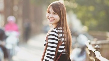 Nụ cười rạng rỡ của nữ sinh mất một chân