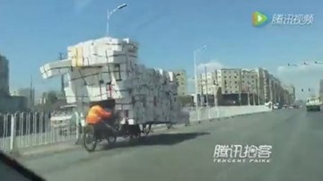 Thót tim với clip xe tự chế chở hàng quá khổ tại Trung Quốc