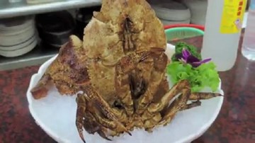 Tôm hùm bị chặt đầu vẫn ngọ ngoạy trên đĩa