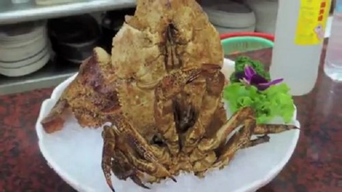 Tôm hùm bị chặt đầu vẫn ngọ ngoạy trên đĩa