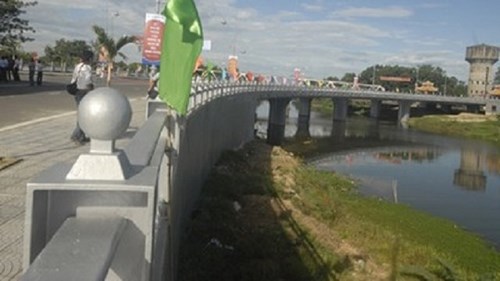 Cầu hơn 700 tỷ mới sử dụng đã... bị nứt