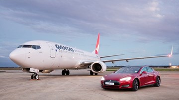 Nghẹt thở xem xe sang Tesla đua tốc độ với máy bay Boeing