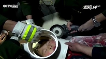 Giải cứu bé trai 5 tuổi bị kẹt đầu trong ống nhựa