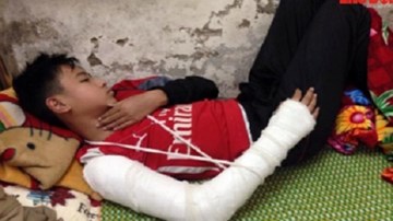 Thầy giáo dùng gậy đánh học sinh bị kỷ luật khiển trách