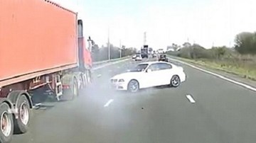 Liều lĩnh tạt đầu, BMW bị container húc văng khỏi cao tốc