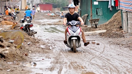 Hà Nội: Người dân sống khổ vì đường 1km làm 4 năm chưa xong