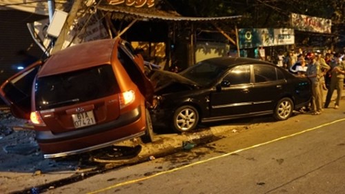 Ô tô húc nhau, kéo lê người đi xe máy tử vong