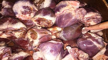 Tim lợn đông lạnh siêu rẻ đắt hàng nhất chợ Hà Nội