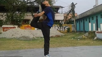 Chàng bồi bàn tự đá vào đầu từ phía sau để lập kỷ lục Guinness