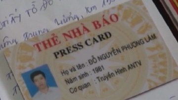 Giả danh nhà báo, dùng đèn ưu tiên trên xe dịch vụ