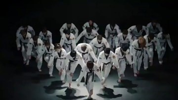 Phát sốt với màn biểu diễn Taekwondo trên nền nhạc điện tử