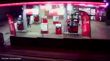 Kinh hoàng người đàn ông châm lửa tự thiêu tại cây xăng