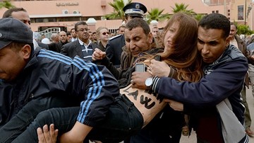 2 cô gái ngực trần tấn công phiên tòa xử người đồng tính