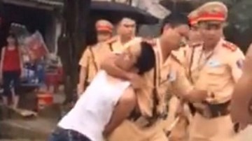 Nổ súng khống chế thanh niên dọa chém CSGT