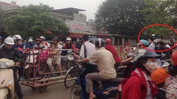 Người lái tàu hoả phanh gấp tránh xe máy: Quá may mắn mới không xảy ra tai nạn