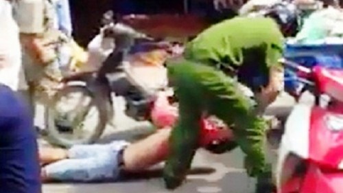 Tạm đình chỉ công tác công an đánh người bán hàng rong