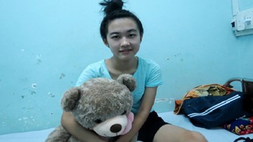 Nữ sinh bị cưa chân tươi cười trong ngày xuất viện
