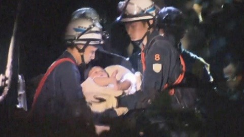 Cứu sống bé 8 tháng khỏi đống đổ nát sau động đất ở Nhật Bản