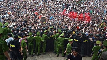 Chen lấn, giẫm đạp, ngất xỉu tại Lễ hội Đền Hùng
